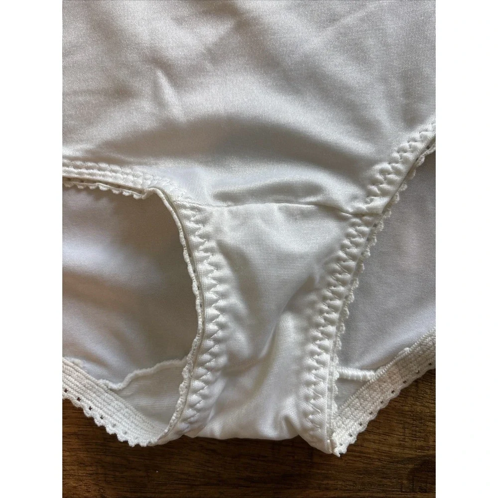 VTG Bali Granny Panties White Nylon/Spandex Satin SZ LG‎